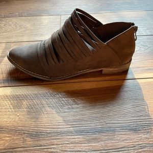 Journee Collection ankle booties